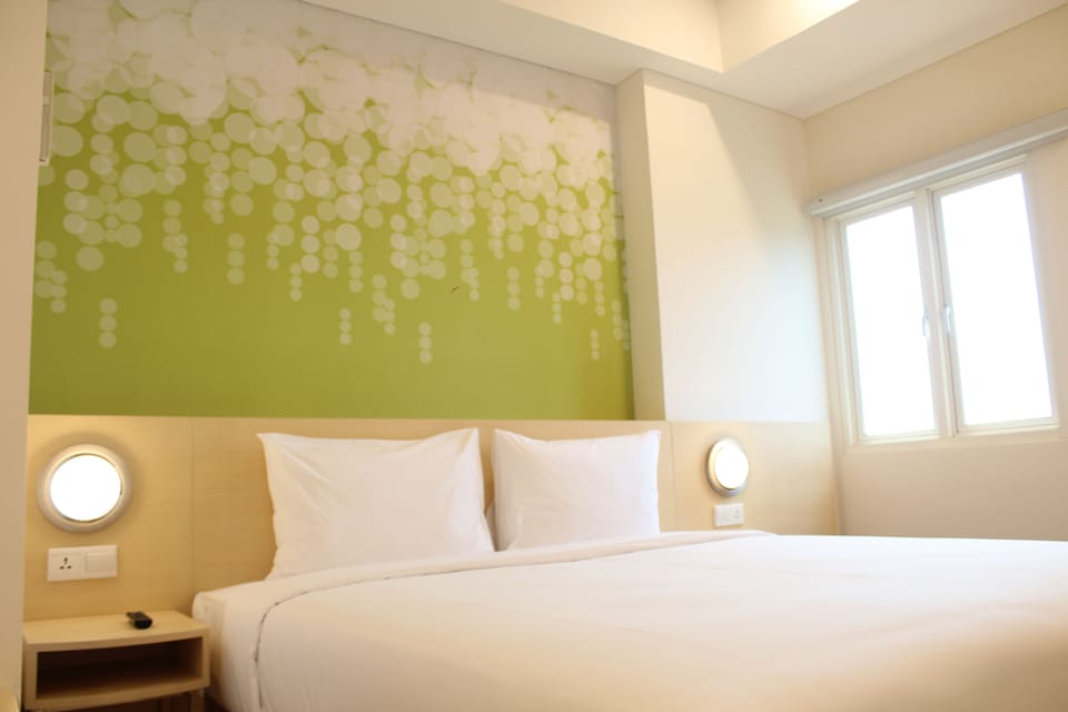 Zest Hollywood Room | Premium bedding, in-room safe, desk, free WiFi