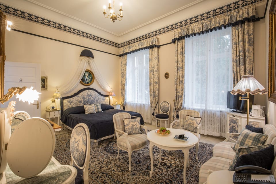 Deluxe Double Room | Hypo-allergenic bedding, minibar, in-room safe, individually decorated