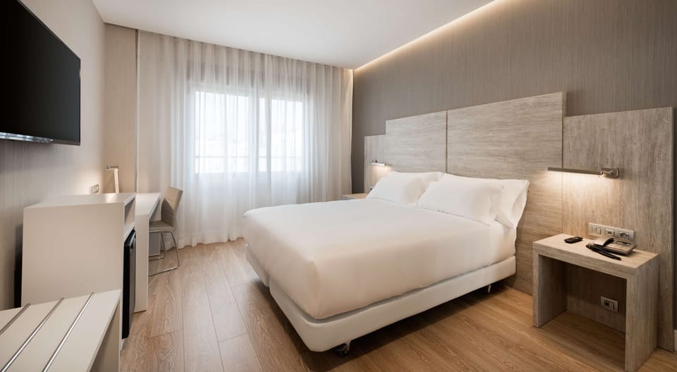 Standard Room | Minibar, in-room safe, desk, blackout drapes