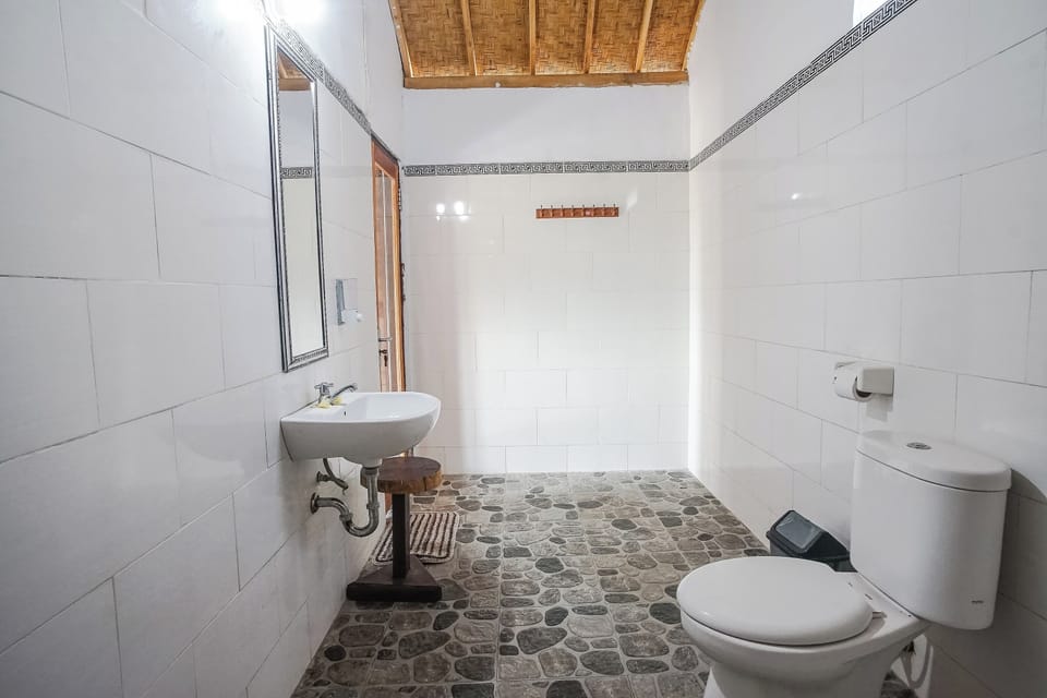 Deluxe Double Room | Bathroom | Shower, towels