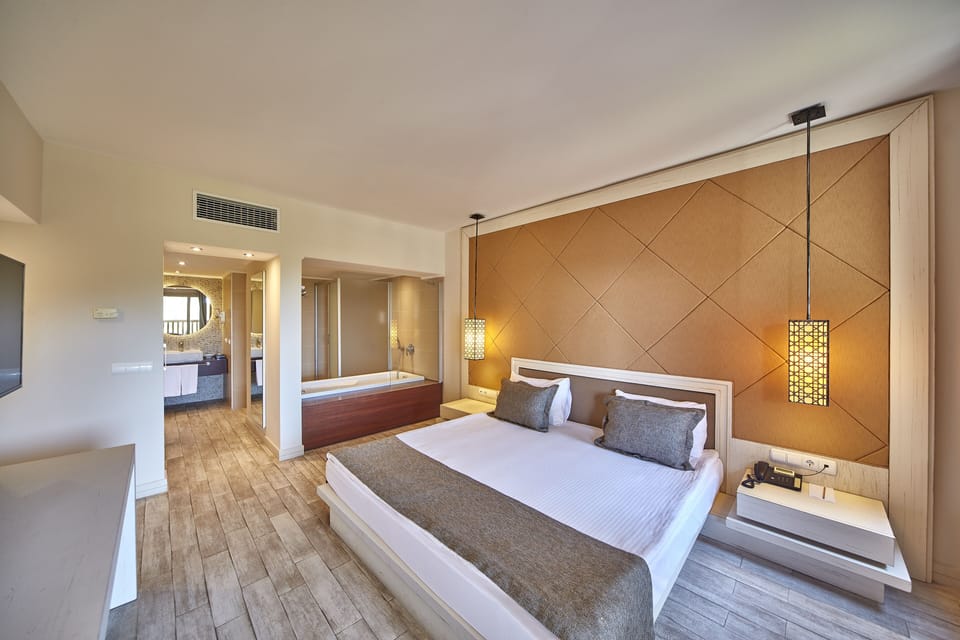 Minibar, in-room safe, desk, free WiFi