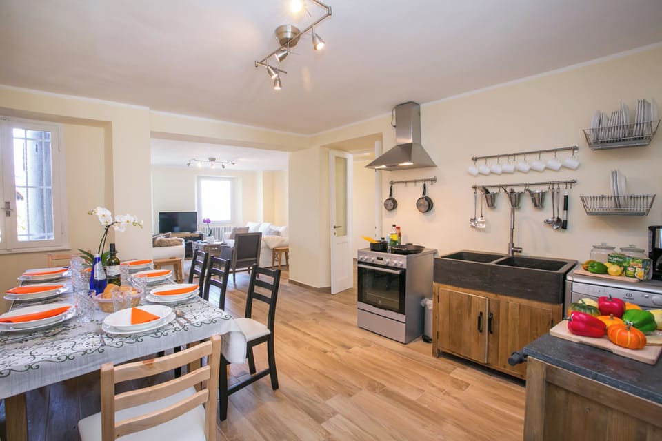 Family Townhome, 3 Bedrooms, Balcony, Mountainside (Plesio Rustico Panoramica) | Dining
