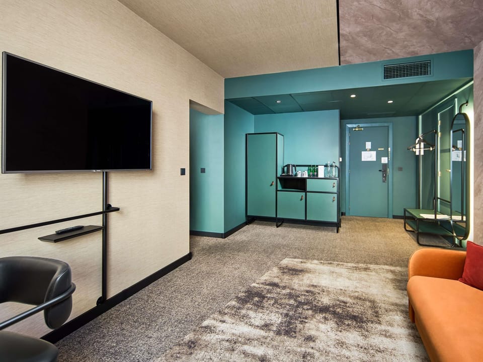 Executive Suite, 1 Queen Bed with Sofa bed | In-room safe, desk, blackout drapes, soundproofing