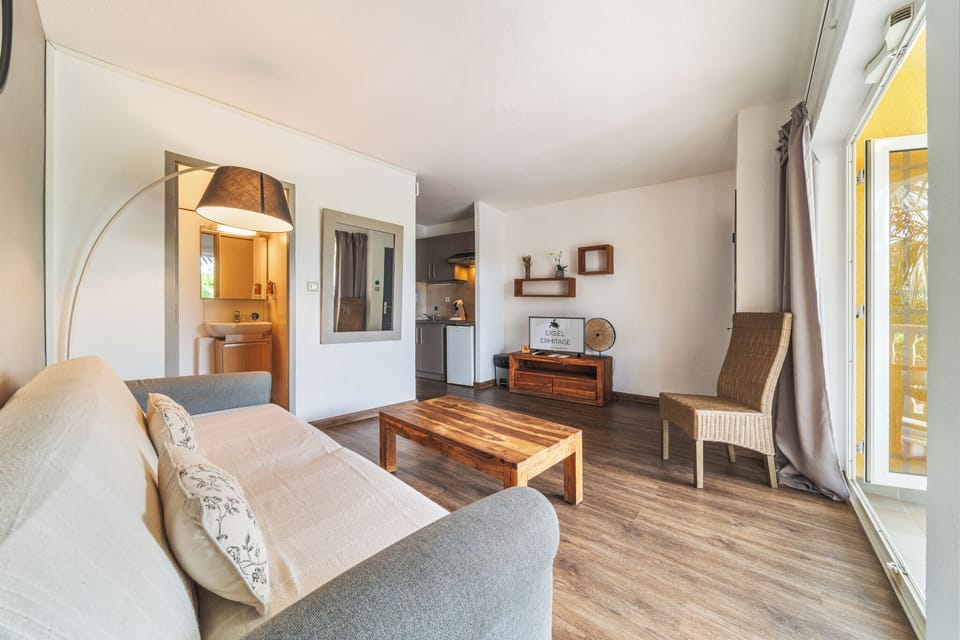 Junior Suite | In-room safe, soundproofing, free cribs/infant beds, free WiFi