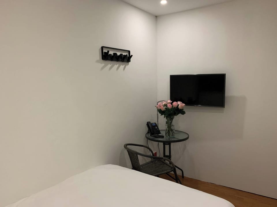 Room, 1 Bedroom | 1 bedroom, desk