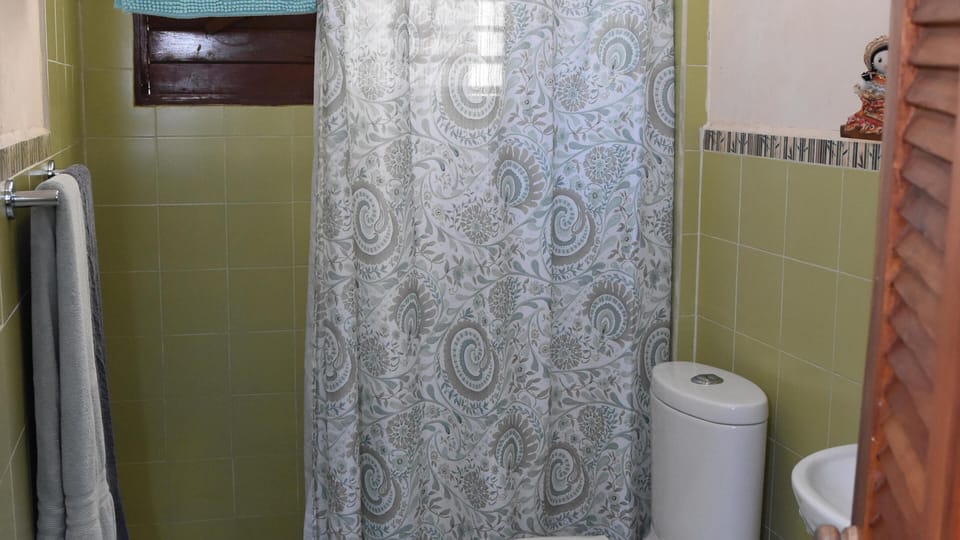 Room, 1 Bedroom, Terrace, Garden View | Bathroom | Free toiletries, towels