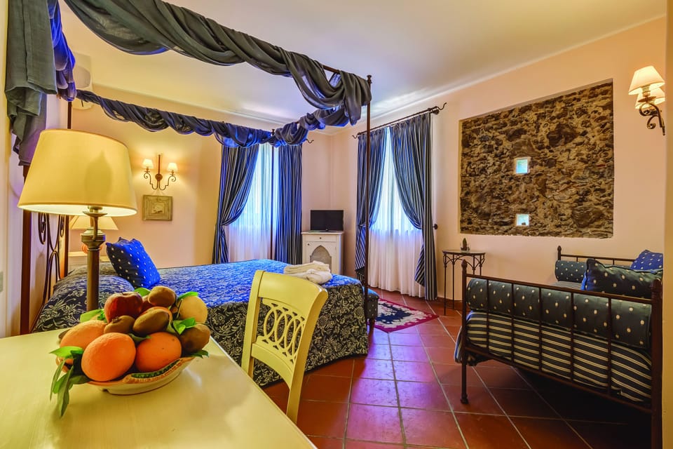 Junior Suite | Minibar, in-room safe, desk