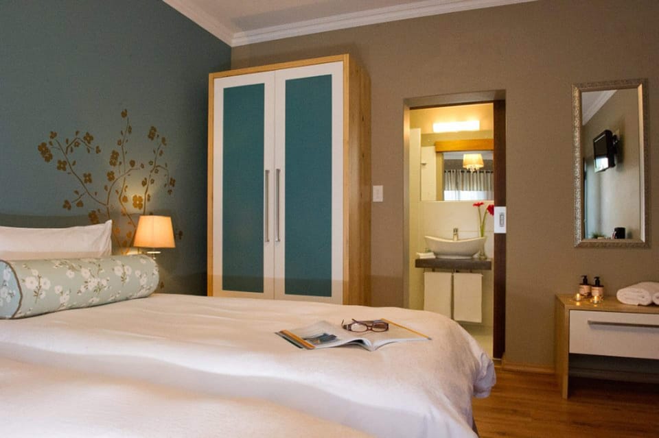 Standard Room | In-room safe, desk, soundproofing, WiFi (free)