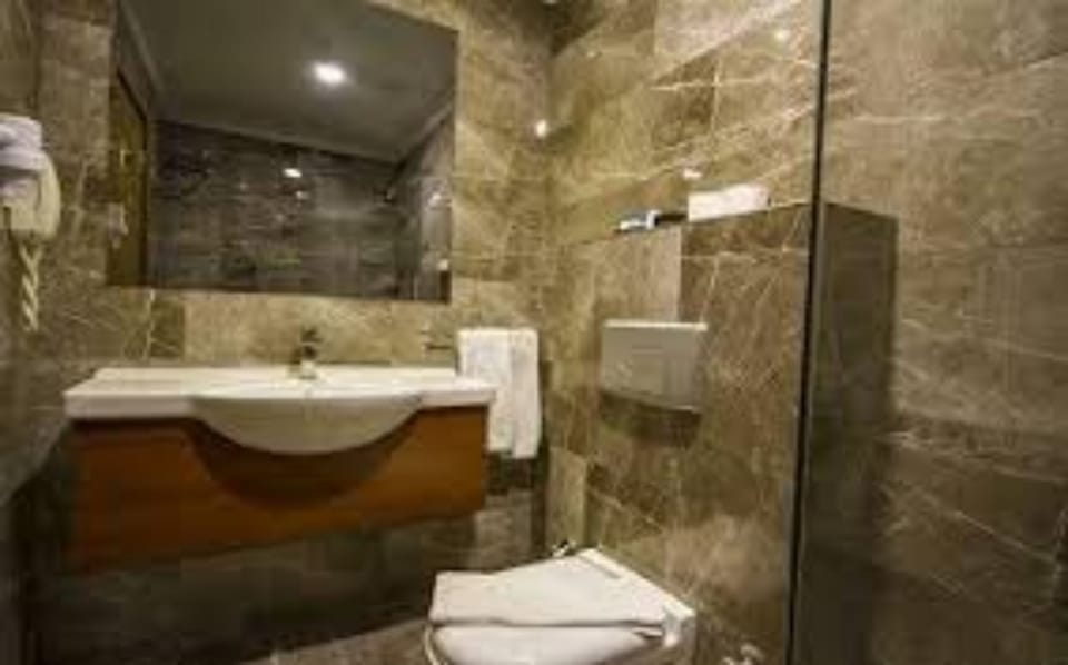 Deluxe Room | Bathroom | Shower, towels