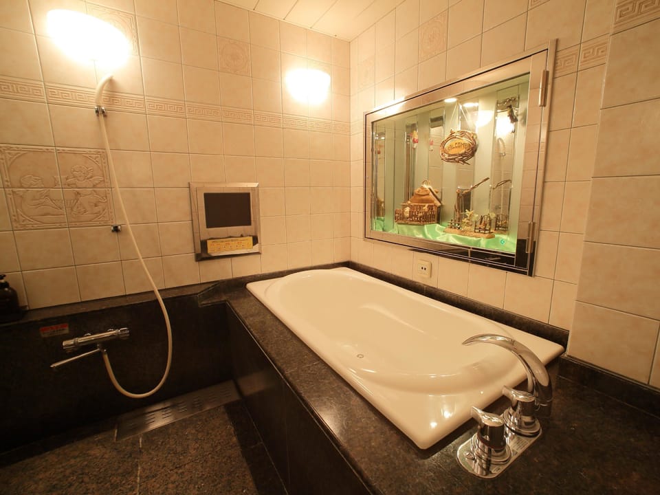 Deep soaking bathtub