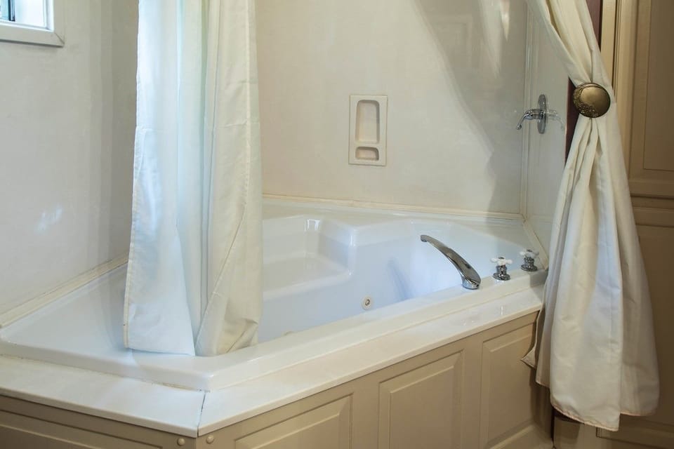 Spring Gate Suite | Bathroom | Combined shower/tub, deep soaking tub, towels