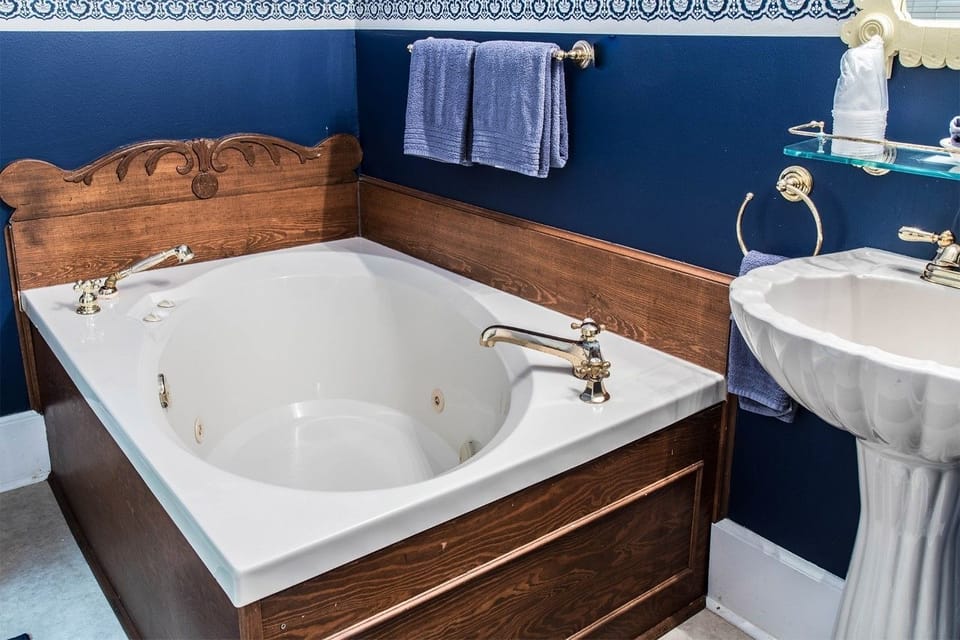 Silent Springs Suite | Bathroom | Combined shower/tub, deep soaking tub, towels