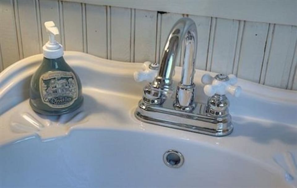 Carriage house suite | Bathroom | Free toiletries, bathrobes, towels