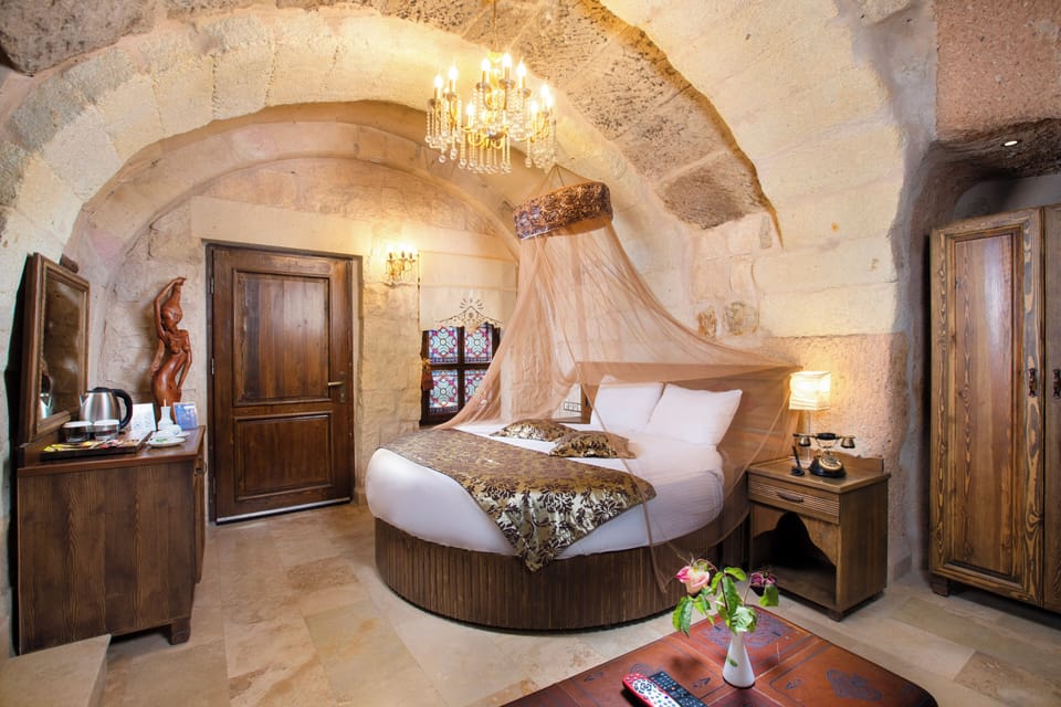Deluxe Cave Room With Jakuzzi | Premium bedding, memory foam beds, minibar, in-room safe