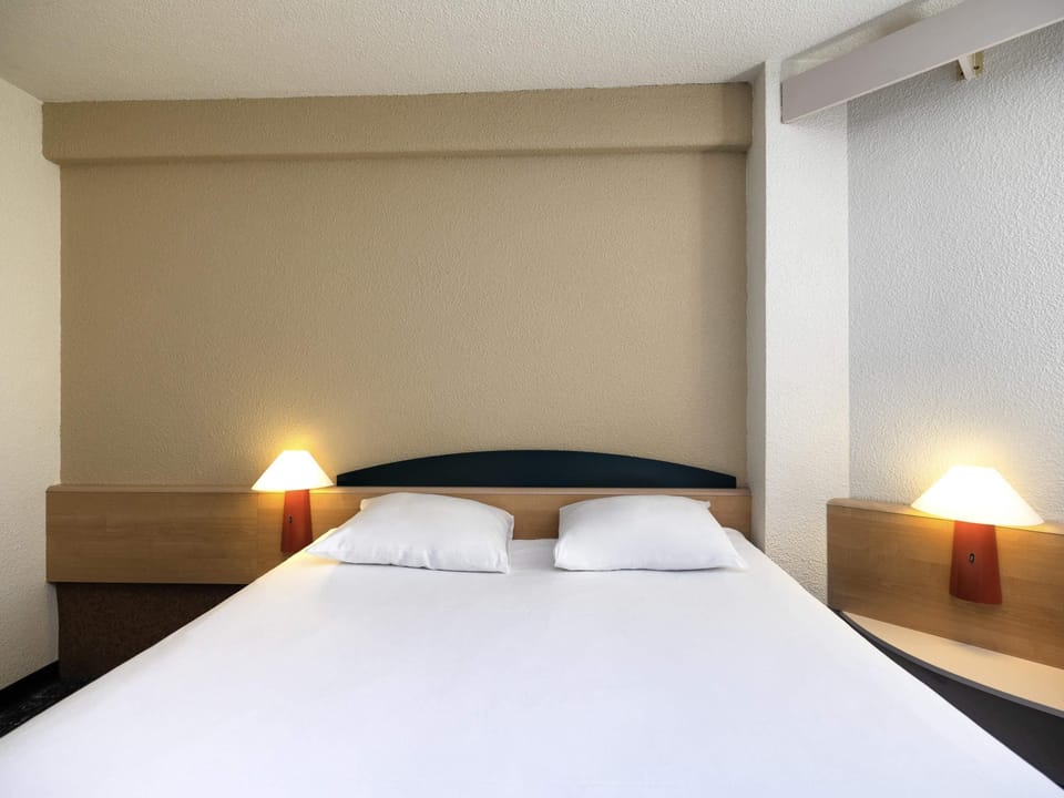 Standard Room, 1 Double Bed | Desk, blackout drapes, soundproofing, iron/ironing board