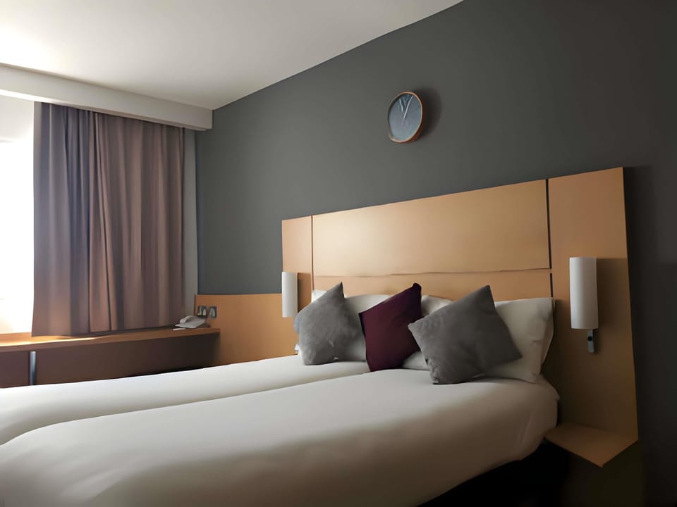 Comfort Twin Room (Dockside) | Iron/ironing board, cribs (free), WiFi (free), alarm clocks