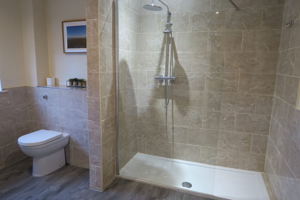 Economy Double Room | Bathroom | Free toiletries, hair dryer, towels, soap