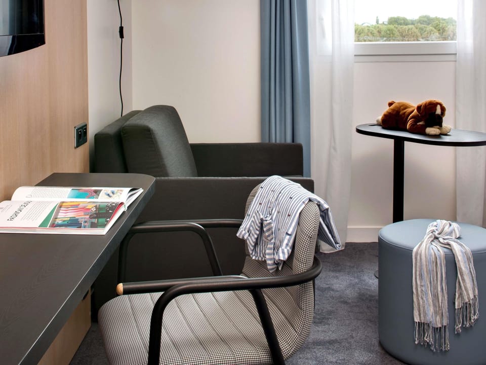 Premium bedding, in-room safe, individually decorated