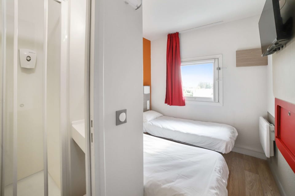 Standard Room, 2 Twin Beds | Bathroom | Shower, eco-friendly toiletries