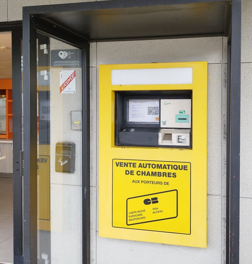 Check-in/check-out kiosk