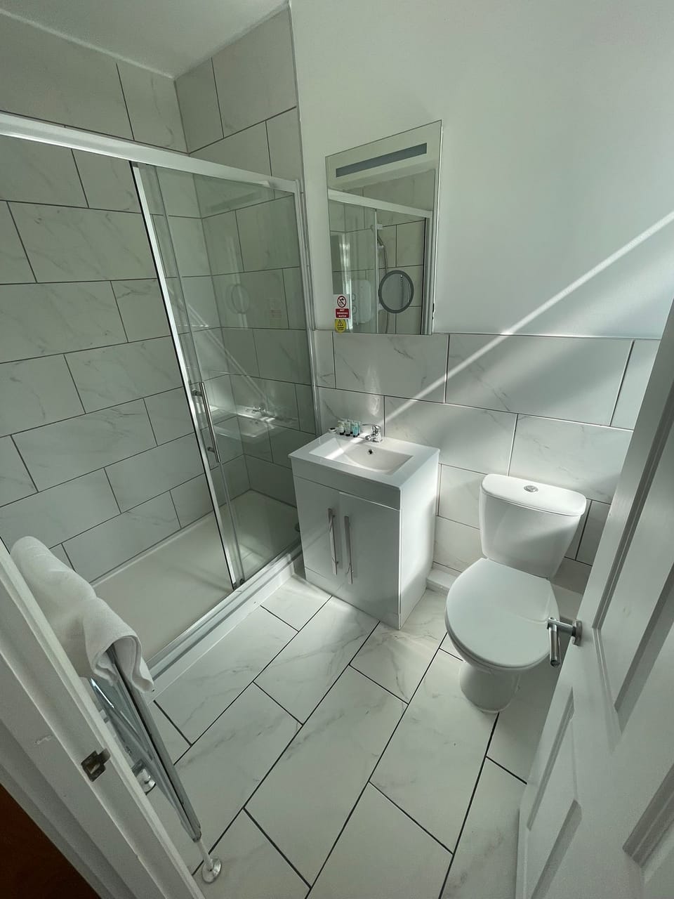 Shower, rainfall showerhead, free toiletries, towels