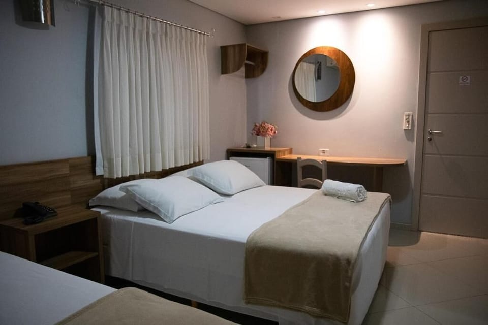 Premium bedding, minibar, desk, WiFi (free)