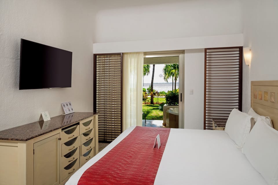 Standard Room Lagoon View | Free minibar, in-room safe, blackout drapes, soundproofing