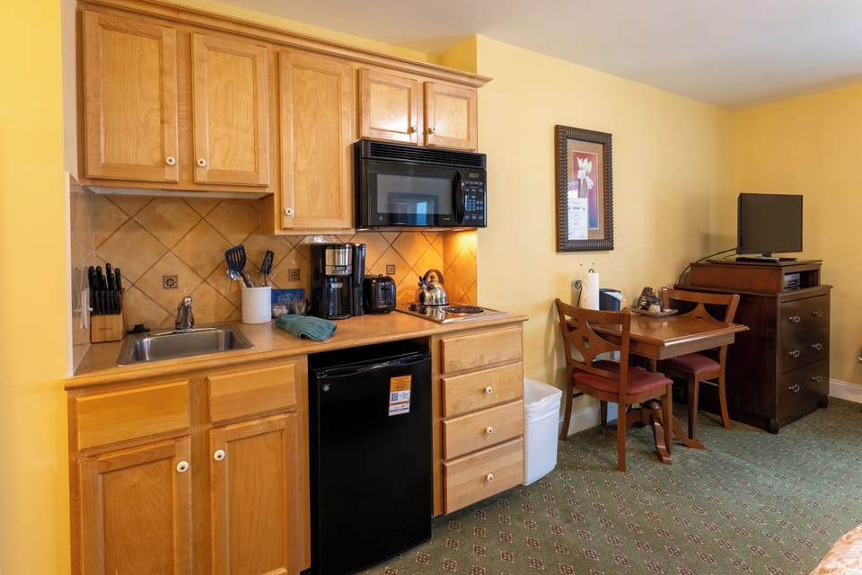 Classic Studio | Private kitchenette | Coffee/tea maker, microwave, stovetop, cookware/dishes/utensils