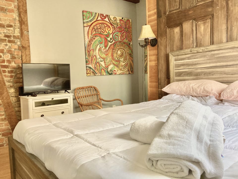 Private Room for a Queen bed Ensuite | Individually decorated, individually furnished, blackout drapes