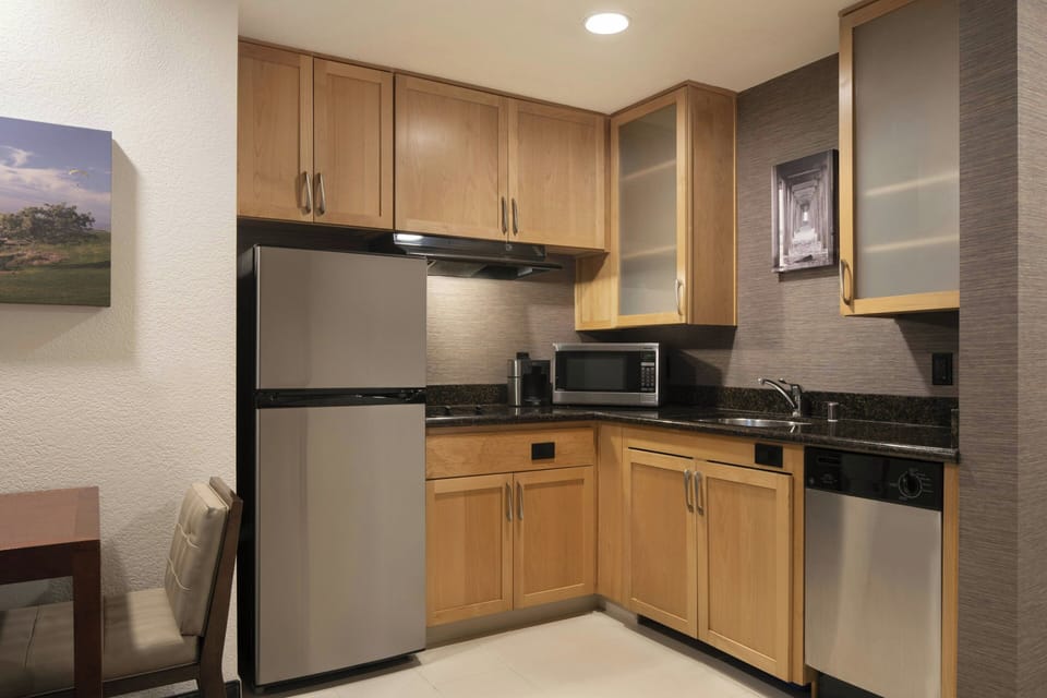 Full-size fridge, microwave, stovetop, dishwasher
