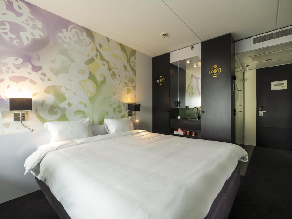 Superior Room, 1 Queen Bed | Desk, laptop workspace, blackout drapes, soundproofing