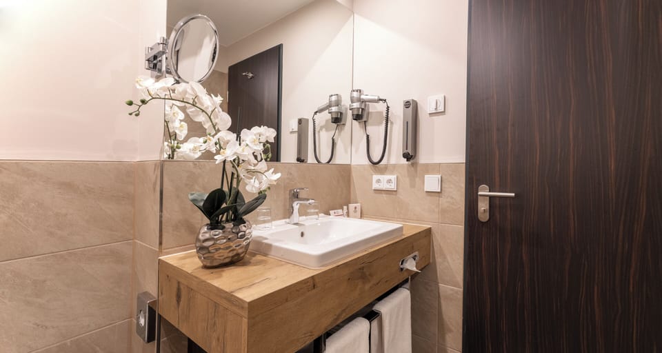 Premium Double Room | Bathroom | Shower, free toiletries, hair dryer, towels