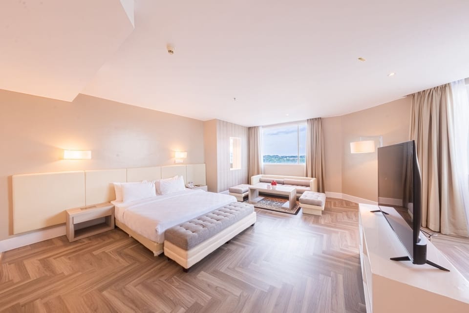 Business Suite - Free 3pcs Laundry | Minibar, in-room safe, desk, soundproofing