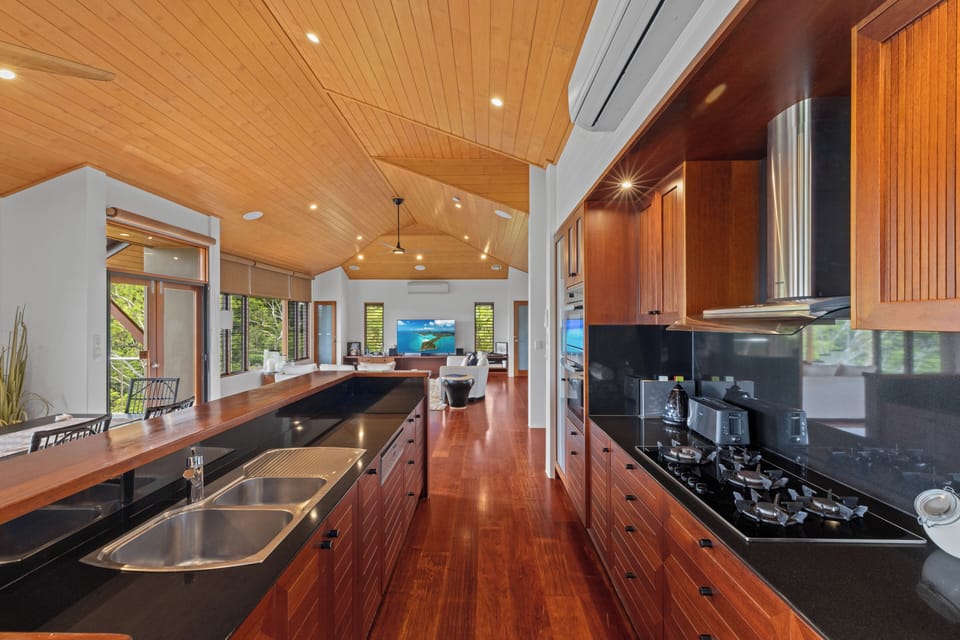 Luxury House, 5 Bedrooms, Private Pool, Ocean View, 2 Golf Buggies | Private kitchen | Full-size fridge, microwave, dishwasher, cookware/dishes/utensils