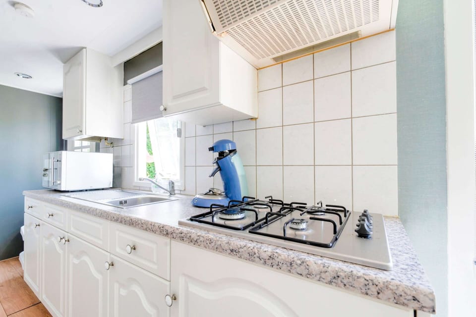 Chalet | Private kitchen | Microwave, stovetop