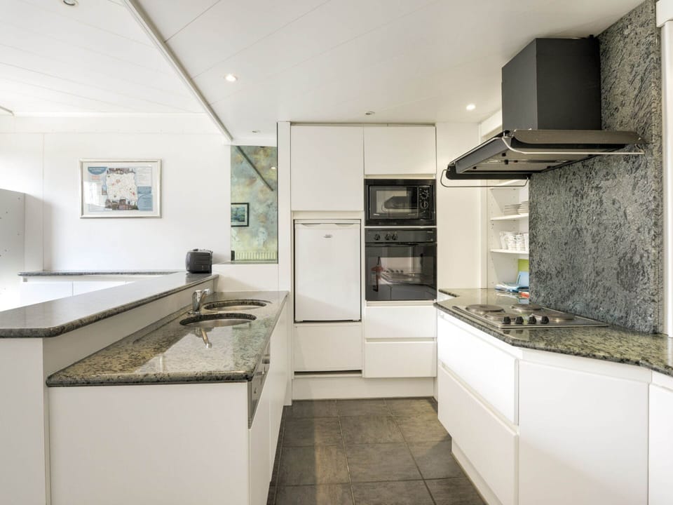 House | Private kitchen | Fridge, microwave, stovetop, dishwasher