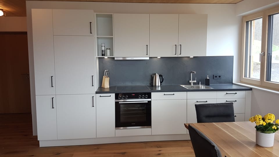 Coffee/tea maker, full-size fridge, microwave, oven
