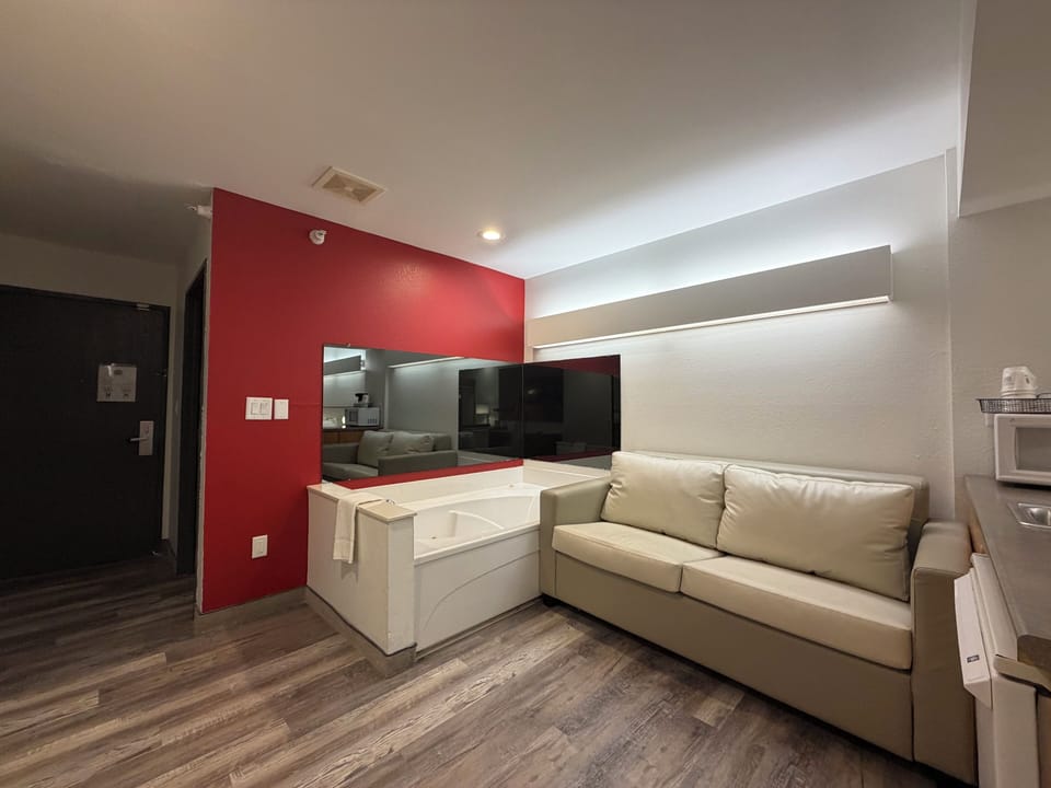 Deluxe Studio Suite, 1 Queen Bed, Non Smoking | Premium bedding, desk, iron/ironing board, free WiFi