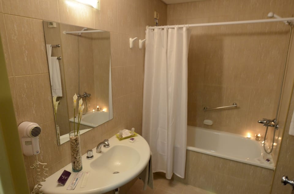 Combined shower/tub, hair dryer, bidet, towels