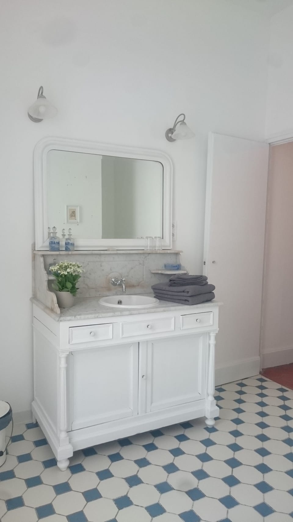 Room (Alexis UK) | Bathroom sink