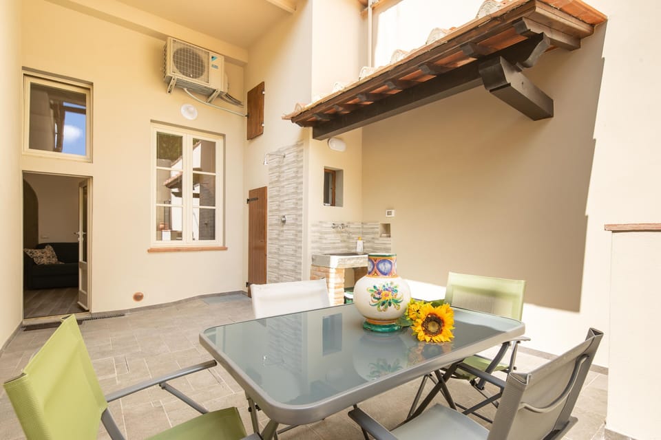 Classic Apartment | Courtyard view