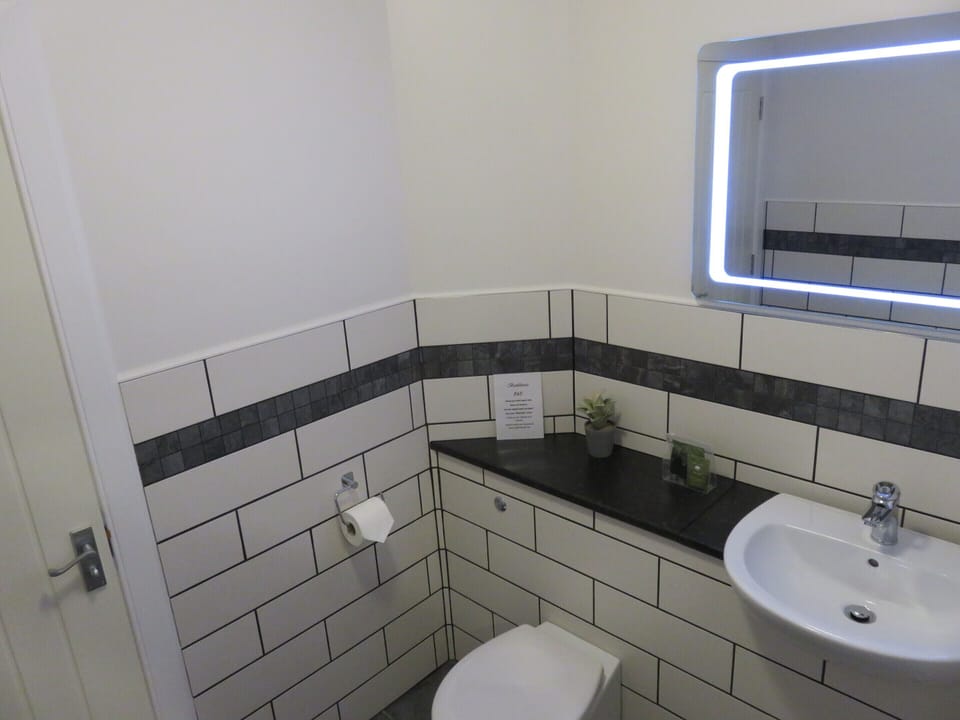 Deluxe Double Room, Ensuite, Courtyard View | Bathroom