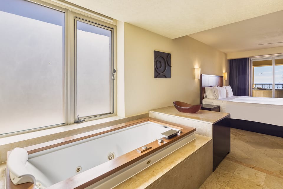 Honeymoon Suite | Deep soaking bathtub