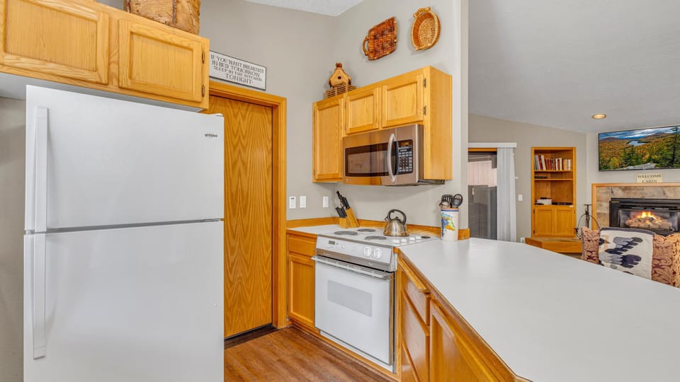 House, 2 Queen Beds (Coyote - Unit 9) | Private kitchen