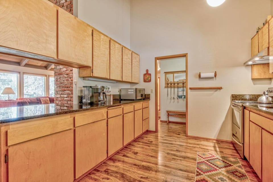 House, Multiple Beds (Killdeer - Unit 6) | Private kitchen | Dining tables