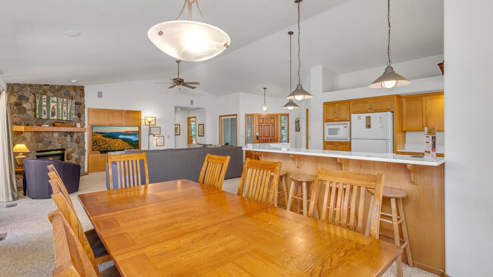 House, Multiple Beds (Lost - Unit 11) | Dining