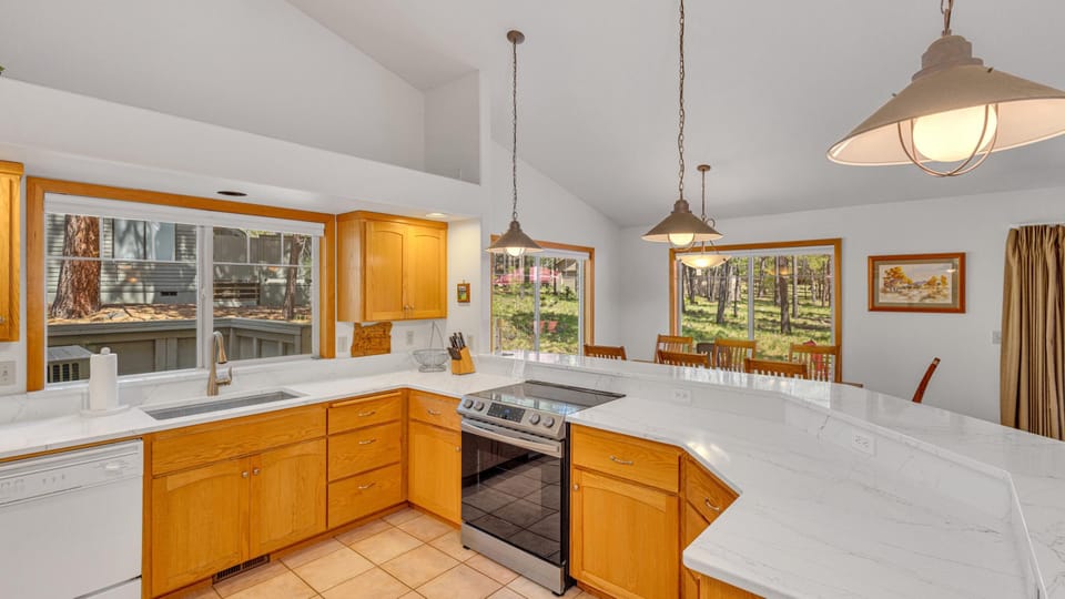 House, Multiple Beds (Lost - Unit 11) | Private kitchen