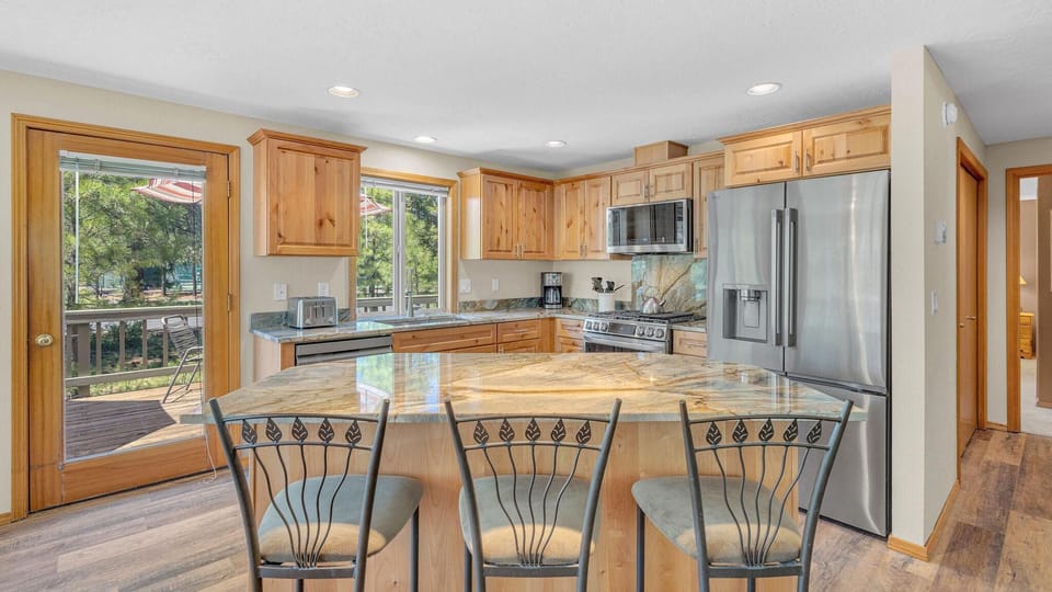 House, Multiple Beds (Awbrey - Unit 2) | Private kitchen
