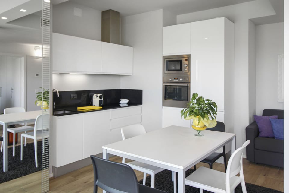 Deluxe Apartment, Ensuite, Mountain View | Shared kitchen