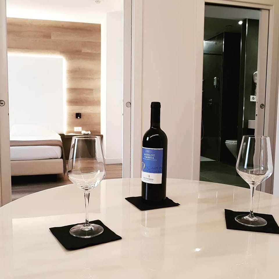 Junior Suite | Living room | 32-inch flat-screen TV with satellite channels, TV, first-run movies